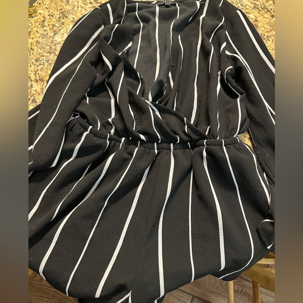 Size: Medium Color: Black, White